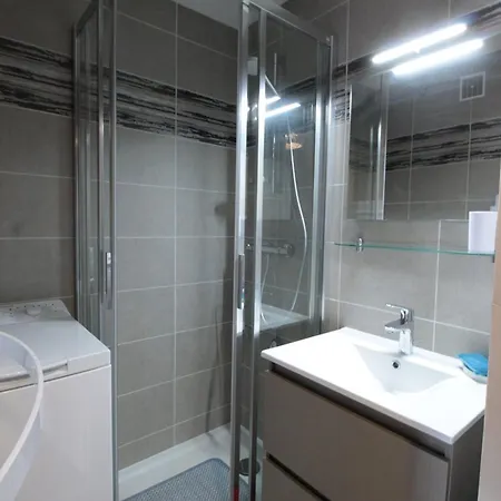 Chaleureux 4 Pers, Centre Village, Proche Pistes Et Commerces, Balcon Sud-ouest - Fr-1-572-105 *